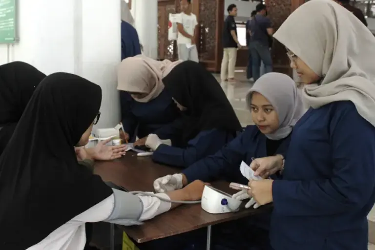 Ramadan Festival ITS 2026 Hadirkan Layanan Sosial, Kompetisi Islami, dan Dukungan UMKM di Masjid Manarul Ilmi ITS menggelar Ramadan Festival 2026 dengan lomba Islami, layanan kesehatan gratis, dukungan UMKM, dan kegiatan sosial bagi masyarakat.