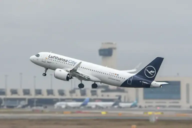 Lufthansa Buka Rute Nonstop Kuala Lumpur–Frankfurt Mulai Oktober 2026, Perkuat Ekspansi di Asia Tenggara Lufthansa meluncurkan rute nonstop Kuala Lumpur–Frankfurt mulai 25 Oktober 2026, terbang lima kali seminggu dengan Boeing 787 terbaru.