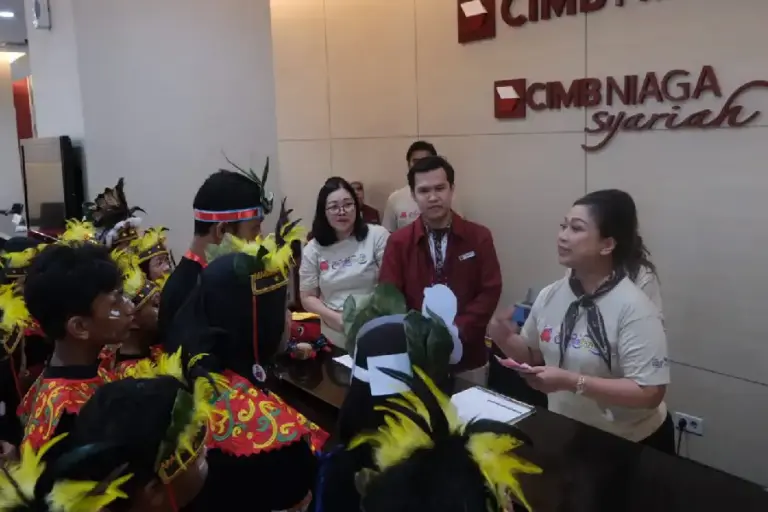 CIMB Niaga Edukasi 250 Siswa Lewat Tour de Bank, Dukung Bulan Literasi Keuangan OJK 2026 CIMB Niaga menggelar Tour de Bank bagi 250 siswa SD di Tangerang Selatan untuk mendukung Bulan Literasi Keuangan OJK 2026.