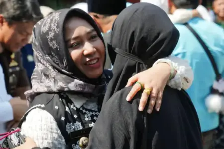 222 Jemaah Haji Kota Mojokerto Pulang dengan Selamat, Wali Kota Ika Puspitasari Sambut Penuh Syukur Sebanyak 222 jemaah haji Kota Mojokerto tiba di tanah air dengan selamat. Wali Kota Ika Puspitasari menyambut langsung kepulangan mereka.
