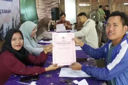 Badan Bank Tanah Serahkan Kepastian Hukum bagi 61 Konsumen Perumahan MBR di Kendal Badan Bank Tanah menandatangani perjanjian pemanfaatan tanah dengan 61 konsumen Perumahan BSA Kendal untuk memperkuat kepastian hukum hunian MBR.