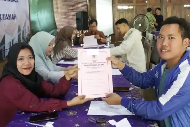Badan Bank Tanah Serahkan Kepastian Hukum bagi 61 Konsumen Perumahan MBR di Kendal Badan Bank Tanah menandatangani perjanjian pemanfaatan tanah dengan 61 konsumen Perumahan BSA Kendal untuk memperkuat kepastian hukum hunian MBR.