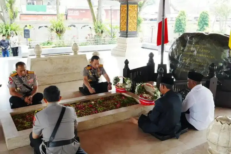 Jelang Hari Bhayangkara ke-80, Kapolri Ziarah ke Makam Soekarno untuk Meneladani Nilai Kepemimpinan Bangsa Kapolri Jenderal Listyo Sigit Prabowo berziarah ke makam Soekarno di Blitar menjelang Hari Bhayangkara ke-80 untuk meneladani nilai kepemimpinan bangsa.