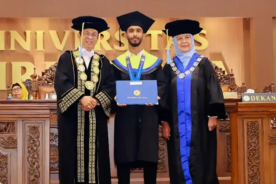 Lulus Teknik Biomedis UNAIR dengan IPK 3,63, Mahasiswa Asal Yaman Siap Majukan Layanan Kesehatan Negaranya Lulusan Teknik Biomedis UNAIR asal Yaman, Muaadh Omar Mohammed Hadi, berkomitmen mengembangkan layanan kesehatan di negaranya usai meraih IPK 3,63.