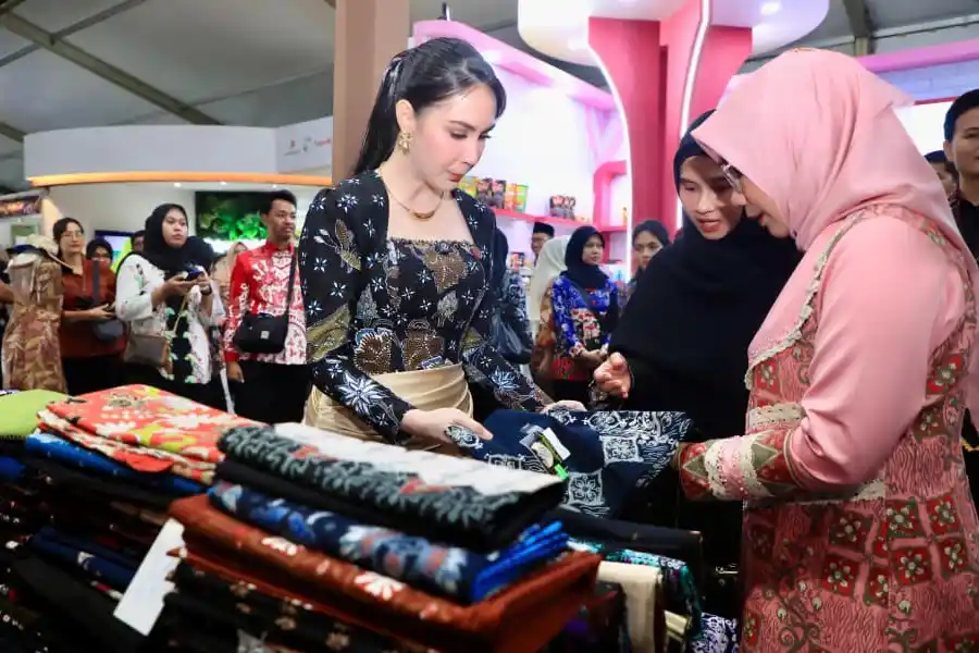 Arumi Bachsin mendorong batik Jawa Timur mendunia melalui Bojonegoro Wastra Batik Festival 2026 yang memperkuat budaya dan ekonomi kreatif.