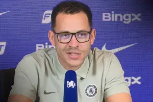 Liam Rosenior Minta Chelsea Tetap Rendah Hati Jelang Duel Kontra Arsenal Liam Rosenior