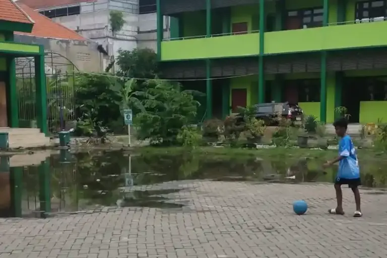 Pemkot Surabaya bergerak cepat menangani genangan di SDN Ujung V. Dispendik memastikan kegiatan belajar mengajar tetap normal pascahujan.