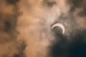 Ilustrasi gerhana bulan (foto: Cris Ménlés, pexels)