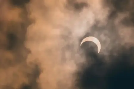 Fenomena Astronomi 2026: Gerhana, Supermoon, hingga Hujan Meteor Hiasi Langit Indonesia Ilustrasi gerhana bulan (foto: Cris Ménlés, pexels)