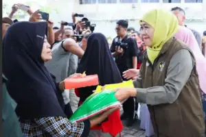 Gubernur Khofifah Gelar Pasar Murah di Sumbersari Jember, Perkuat Kendali Harga dan Daya Beli Warga Gubernur Khofifah menggelar pasar murah di Sumbersari Jember untuk menjaga stabilitas harga bahan pokok dan melindungi daya beli masyarakat.
