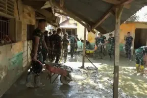 Taruna Akademi TNI Bersihkan Sekolah Pascabanjir di Aceh Tamiang, Percepat Pemulihan Pendidikan Taruna Akademi TNI membersihkan sekolah pascabanjir di Aceh Tamiang melalui Latsitarda Nusantara ke-46 guna mempercepat pemulihan pendidikan.