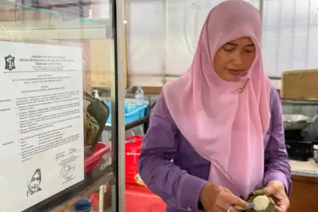 Pemkot Surabaya memfasilitasi legalitas gratis dan pendampingan usaha bagi UMKM. Sepanjang 2025, 5.250 pelaku usaha dibina untuk naik kelas.