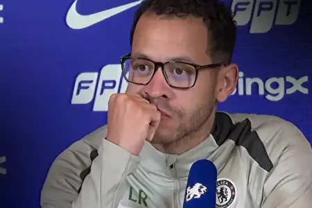 Rosenior Waspadai PSG di Liga Champions: Duel Dua Tim Muda dengan Gaya Bermain Berbeda Liam Rosenior