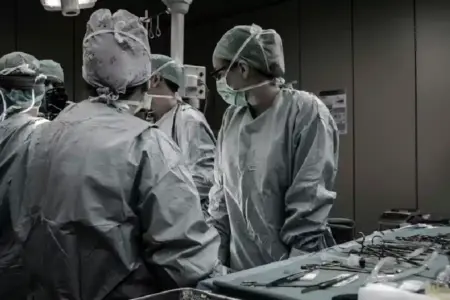 Terobosan Baru Lawan Kanker Kebal Obat: Mutasi Penyangkal Justru Jadi Sasaran Ilsutrasi aktivitas medis (foto: Piron Guillaume, unsplash)