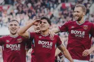 West Ham United Tekuk Sunderland 3-1, Asa Bertahan di Premier League Kembali Terbuka West Ham United menang 3-1 atas Sunderland. Hasil ini menjaga asa The Hammers bertahan di Premier League musim ini.