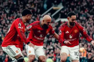 Manchester United meraih kemenangan dramatis 3-2 atas Fulham lewat gol telat Benjamin Sesko pada laga Premier League di Old Trafford.