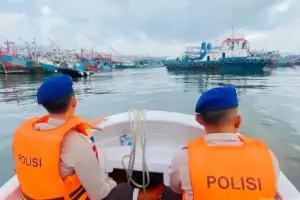 Ditpolairud Polda Metro Jaya Tertibkan Muara Angke, 12 Kapal Perikanan Mangkrak Direlokasi Ditpolairud Polda Metro Jaya merelokasi 12 kapal perikanan mangkrak di Muara Angke demi keselamatan pelayaran dan ketertiban pelabuhan.
