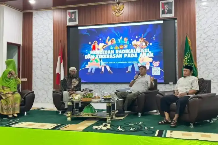 Eks JI dan Eks Napiter Ungkap Bahaya IRET dalam Sosialisasi Pencegahan Radikalisme di Sulawesi Barat Densus 88 bersama Kemenag Sulbar menggandeng eks JI dan eks napiter untuk mengungkap bahaya IRET dalam sosialisasi pencegahan radikalisme.