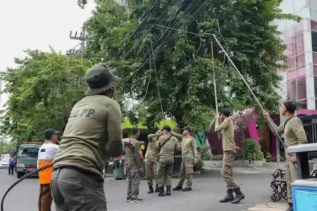 Pemkot Surabaya Tertibkan Kabel Fiber Optik Tak Berizin, Puluhan Personel Turun ke Jalan Pemkot Surabaya menertibkan kabel fiber optik tak berizin di sejumlah ruas jalan demi tata kota rapi, aman, dan tertib utilitas.