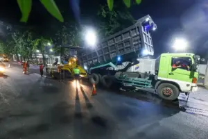 Tekan Genangan dan Jalan Berlubang, Pemkot Surabaya Siapkan Puluhan Titik Overlay di Musim Hujan Pengaspalan di Jl Panjang Jiwo, Surabaya