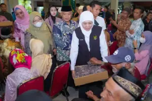 Khofifah Salurkan Bansos Rp7,05 Miliar di Kabupaten Malang, Perkuat Perlindungan Sosial dan Ekonomi Desa Gubernur Khofifah salurkan bansos Rp7,05 miliar di Kabupaten Malang untuk PKH Plus, disabilitas, dan pemberdayaan desa.