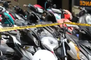 74 Motor Curian Dikembalikan ke Pemilik, Kapolda Sultra Apresiasi Kinerja Polresta Kendari Sebanyak 74 motor curian dikembalikan Polresta Kendari kepada pemiliknya. Kapolda Sultra apresiasi kinerja Buser 77 dan imbau warga cek kendaraannya.