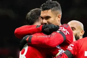 Manchester United mengalahkan Tottenham Hotspur 2-0 di Old Trafford. Gol Mbeumo dan Bruno Fernandes mempertegas kebangkitan Setan Merah era Michael Carrick.