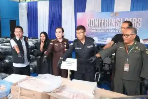 Polda Kepri gagalkan penyelundupan 5.037 kotak daging ilegal dan ratusan karung barang bekas dari Singapura. Dua tersangka terancam 10 tahun penjara.