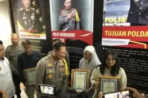 Mahasiswi di Jogja yang mengejar jambret hingga tertangkap mendapat penghargaan dari Polresta Jogja. Polisi pastikan korban tak diproses hukum.