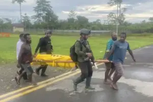 Operasi Damai Cartenz 2026 Amankan Bandara Korowai, Evakuasi Korban Penembakan Tuntas Operasi Damai Cartenz 2026 amankan Bandara Korowai, Papua Selatan. Dua korban dievakuasi ke Timika, 13 penumpang selamat.