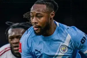 Manchester City kalahkan Salford City 2-0 di putaran keempat Piala FA 2025/2026. Gol bunuh diri dan Marc Guéhi bawa City melaju.