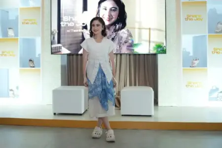 Crocs Luncurkan Koleksi Share The Joy 2026, Tissa Biani Jadi Wajah Kampanye Festive Penuh Ekspresi Crocs rilis koleksi Share The Joy 2026 jelang Hari Raya, gandeng Tissa Biani sebagai Brand Ambassador dengan sentuhan festive berkilau.