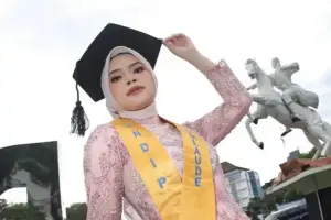 Wisuda ke-181 UNDIP, Laila Latifah Lulus Cumlaude Oseanografi dengan Deretan Prestasi Nasional dan Internasional Laila Latifah, lulusan Program Studi Oseanografi, Fakultas Perikanan dan Ilmu Kelautan (FPIK) Universitas Diponegoro