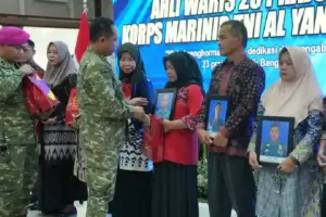 Panglima TNI Agus Subiyanto Serahkan Bantuan untuk Keluarga 23 Prajurit Marinir Gugur di Bandung Barat Panglima TNI Agus Subiyanto serahkan bantuan kepada keluarga 23 prajurit Marinir gugur akibat longsor saat latihan di Bandung Barat.