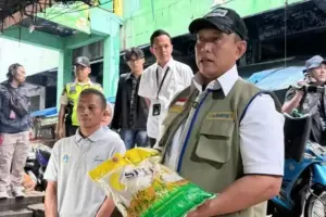 Ramadan 2026, Dirut BULOG Sidak Pasar Minggu dan Jatinegara Pastikan Stok Beras Aman Dirut BULOG sidak Pasar Minggu dan Jatinegara, pastikan stok beras 3,2 juta ton dan Minyakita stabil jelang Ramadan 2026.