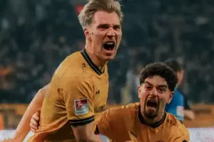 Dynamo Dresden Tundukkan Darmstadt 3-1 di Laga Penuh Drama dan Dua Kartu Merah Dynamo Dresden kalahkan Darmstadt 3-1 di 2. Bundesliga 2025/2026. Dua kartu merah warnai laga, Vermeij cetak dua gol krusial.