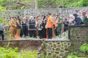 Gubernur Khofifah tinjau banjir Probolinggo, salurkan ratusan bantuan dan petakan prioritas penanganan jangka pendek hingga panjang.