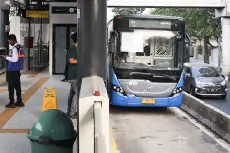 Kecelakaan Dua Bus Transjakarta di Koridor 13, Pemprov DKI 18 Penumpang Luka Ringan Layanan bus Transjakarta