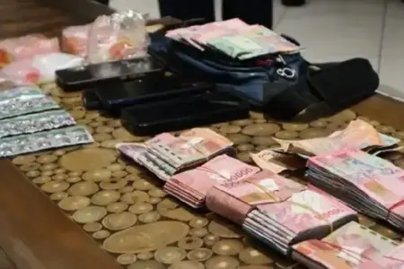 Polres Metro Bekasi mengungkap peredaran narkoba dan obat keras di Kampung Kavling. Empat terduga pelaku diamankan dalam operasi dini hari.