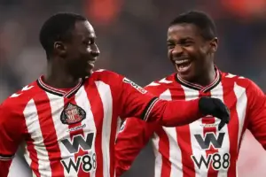Sunderland menang telak 3-0 atas Burnley di Premier League. Gol bunuh diri Tuanzebe, Diarra, dan Talbi bawa The Black Cats naik ke peringkat delapan.
