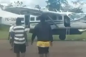 Pesawat Smart Air Ditembak di Papua: Dua Pilot Tewas, 13 Penumpang Selamat Pesawat Smart Air PK-SNR ditembak di Papua diduga KKB. Dua pilot meninggal dunia, 13 penumpang termasuk balita dilaporkan selamat.