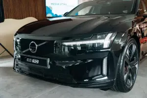 Volvo ES90 resmi hadir di Indonesia. Sedan listrik premium ini menawarkan jarak tempuh hingga 661 km, teknologi 800V, serta fitur keselamatan dan digital canggih.