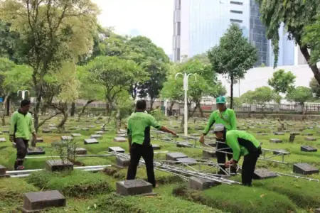 Pemprov DKI Sediakan Layanan Pemakaman Gratis di 82 TPU, Warga Jakarta Tak Perlu Bayar Biaya Pemakaman Pemprov DKI Jakarta menyediakan layanan pemakaman gratis di 82 TPU lengkap dengan mobil jenazah, penggalian makam, dan perizinan tanpa biaya bagi warga.