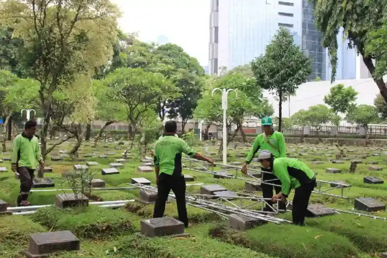 Pemprov DKI Jakarta menyediakan layanan pemakaman gratis di 82 TPU lengkap dengan mobil jenazah, penggalian makam, dan perizinan tanpa biaya bagi warga.