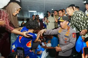 Kapolri Tinjau Arus Balik di Bakauheni, Pastikan Pemudik Aman di Tengah Lonjakan 20 Persen Kapolri Listyo Sigit pastikan arus balik Lebaran 2026 aman di Bakauheni, meski volume kendaraan naik lebih dari 20 persen.