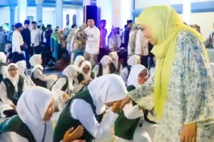 Qiyamul Lail Malam ke-27 Ramadan, Khofifah Ajak 35 Ribu Jemaah Doakan Perdamaian Dunia Khofifah pimpin Qiyamul Lail di Masjid Al Akbar Surabaya, ajak 35 ribu jemaah doakan perdamaian dunia dan kelancaran ibadah haji.