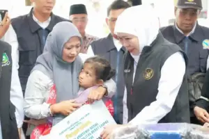 Gubernur Khofifah Salurkan Bansos Rp5,26 Miliar di Banyuwangi, Perkuat Bantalan Sosial dan Ekonomi Jelang Idul Fitri Gubernur Khofifah salurkan bansos Rp5,26 miliar di Banyuwangi untuk lansia, disabilitas, UMKM, dan penguatan desa jelang Idul Fitri.