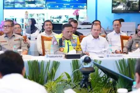 Posko Pusat Angkutan Lebaran 2026 Resmi Dibuka, Korlantas Polri Perkuat Pengawasan Arus Mudik Posko Pusat Angkutan Lebaran 2026 resmi dibuka di Kemenhub. Korlantas Polri memperkuat koordinasi lintas instansi untuk memastikan mudik aman dan lancar.