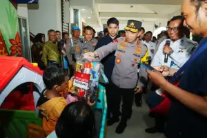 Tinjau Stasiun Surabaya Gubeng, Kapolri Instruksikan Layanan Maksimal untuk Pemudik Lebaran 2026 Kapolri meninjau Stasiun Surabaya Gubeng dan meminta pelayanan maksimal bagi pemudik Lebaran 2026 setelah penumpang kereta meningkat 11 persen.