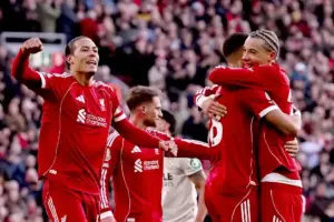 Liverpool Hajar West Ham 5-2, Tiga Gol Sudut Antar The Reds Tempel Manchester United Liverpool kalahkan West Ham 5-2 lewat tiga gol dari sepak pojok. The Reds kini sejajar Manchester United dalam perburuan Liga Champions (sumber foto: facebook @LiverpoolFC)